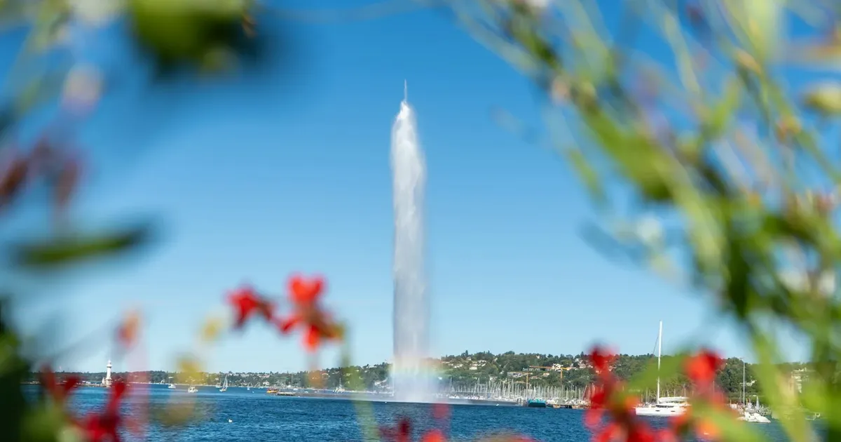 Jet d’Eau fountain and sailboats on Lake Geneva